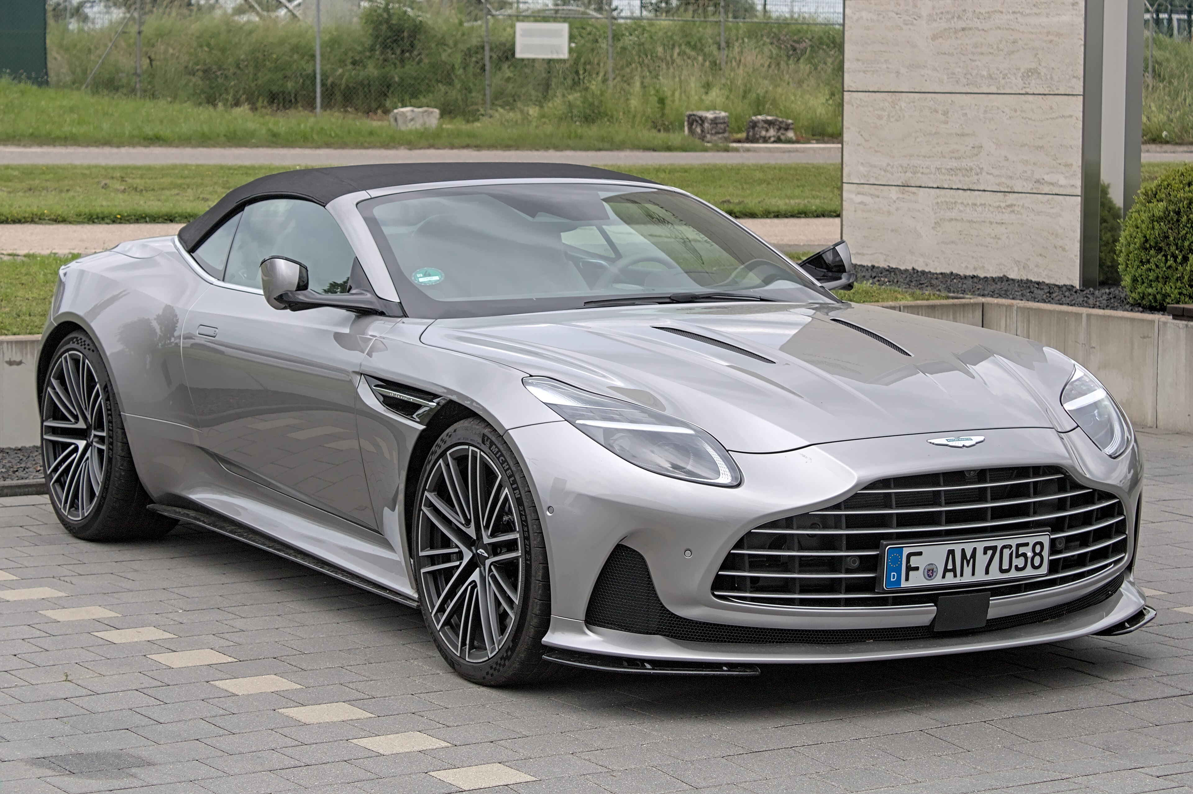 Aston Martin DB12