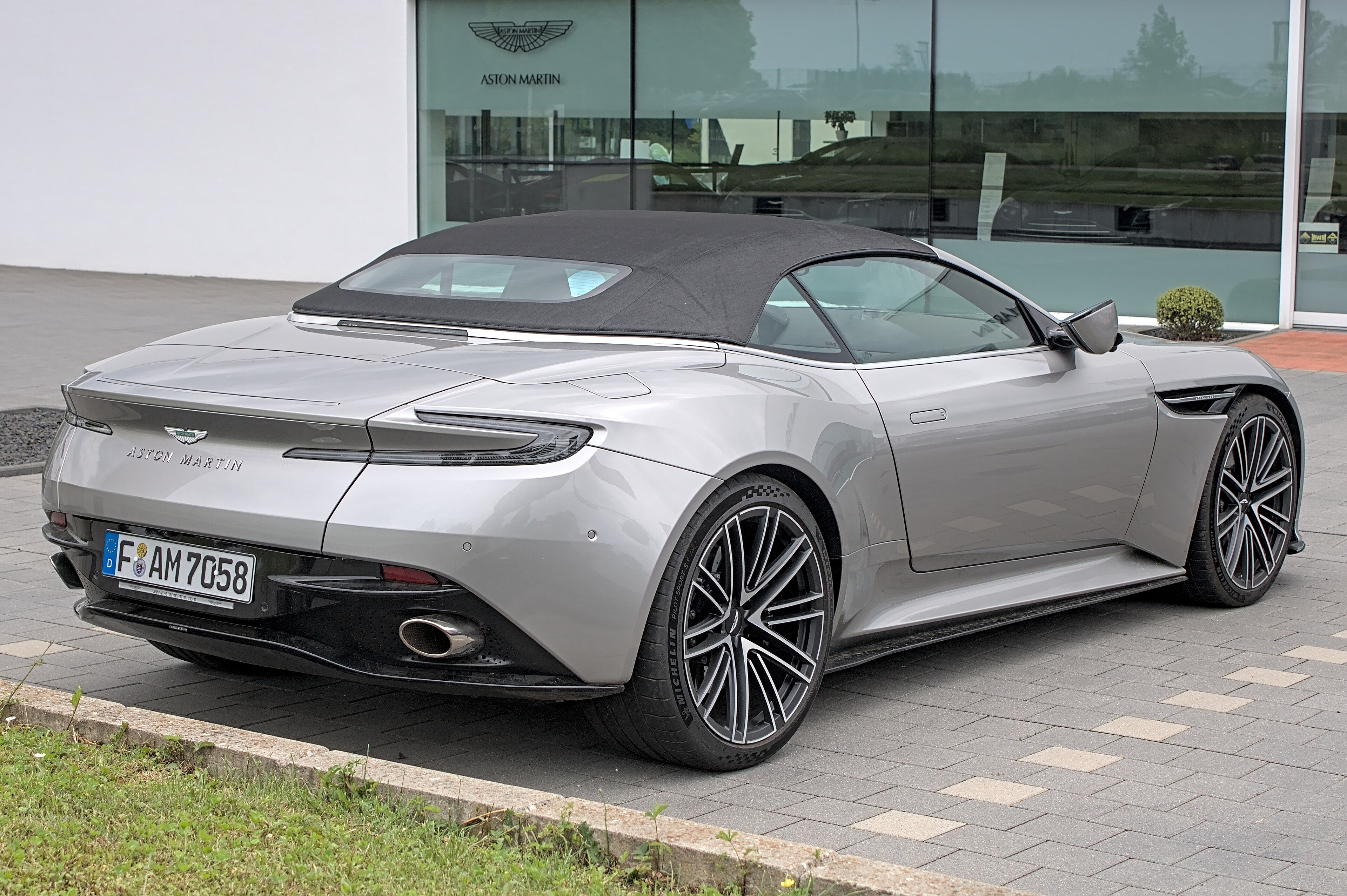 Aston Martin DB12