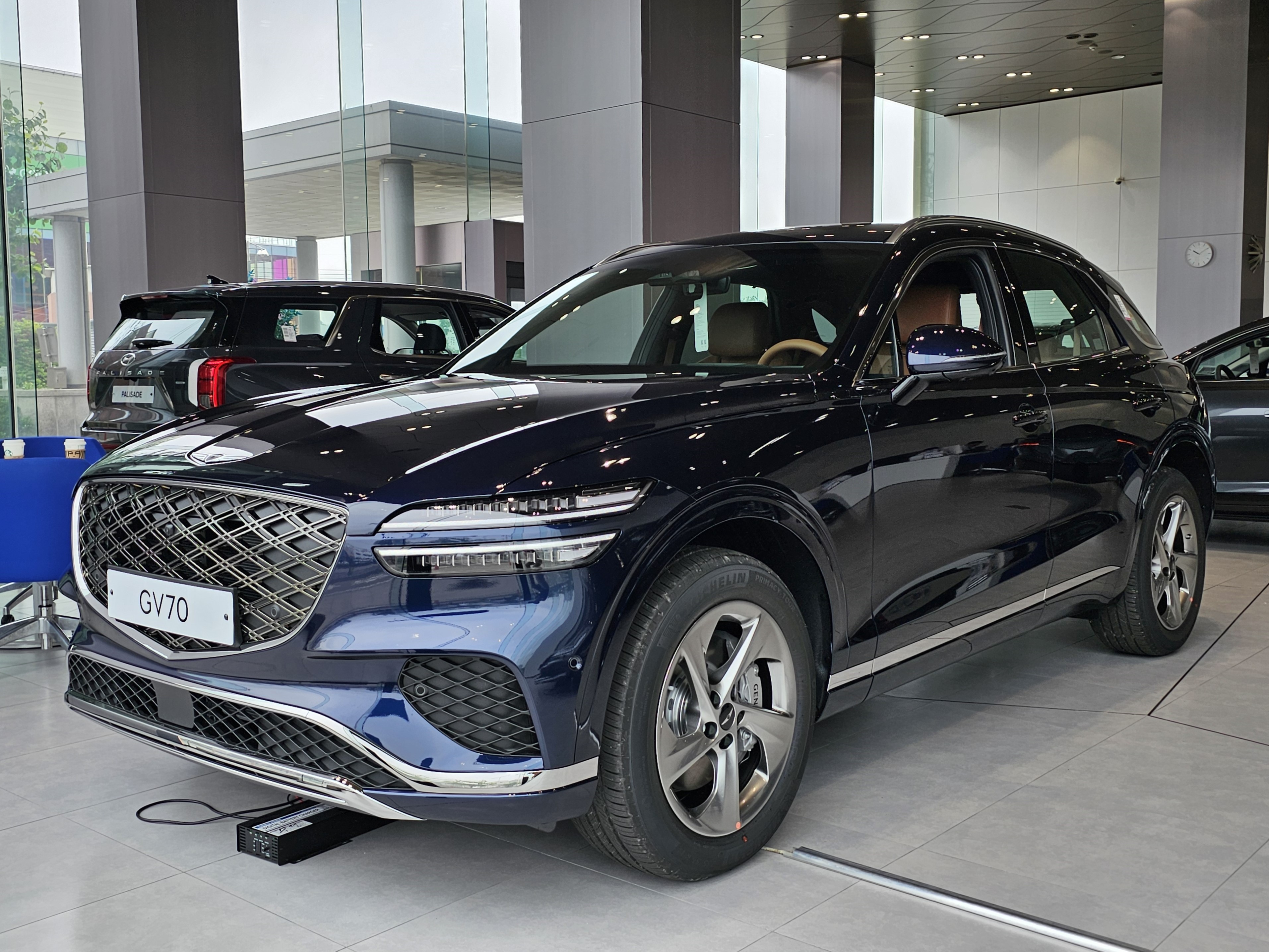 Genesis gv70-awd