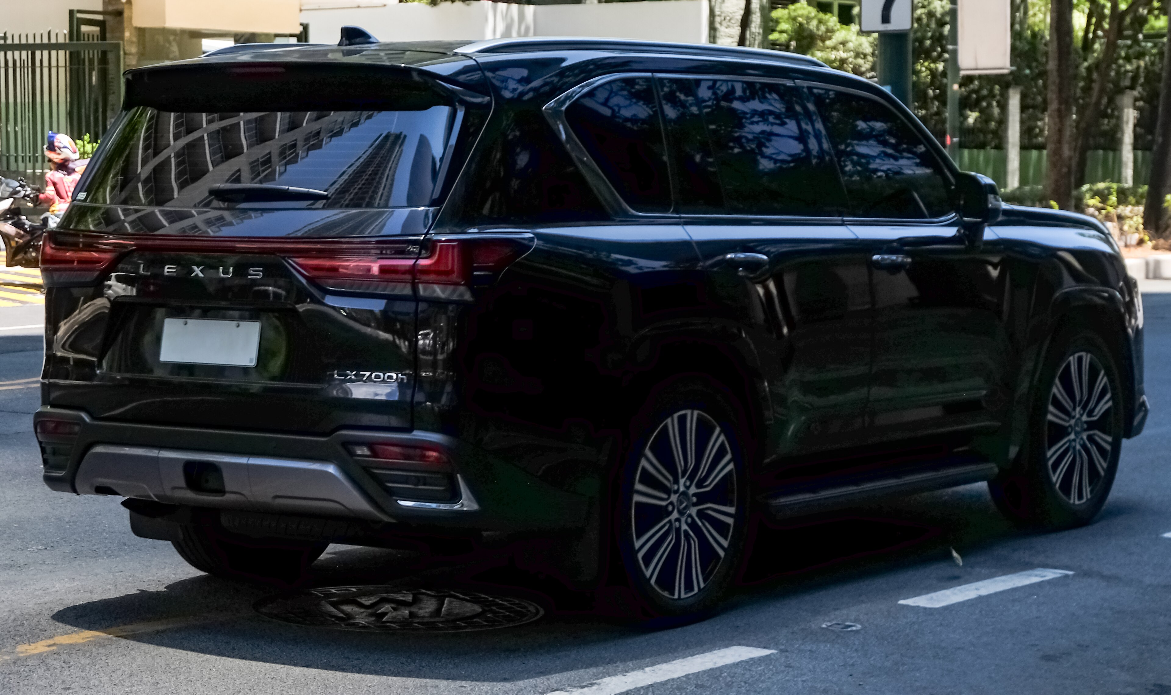 Lexus lx-700h