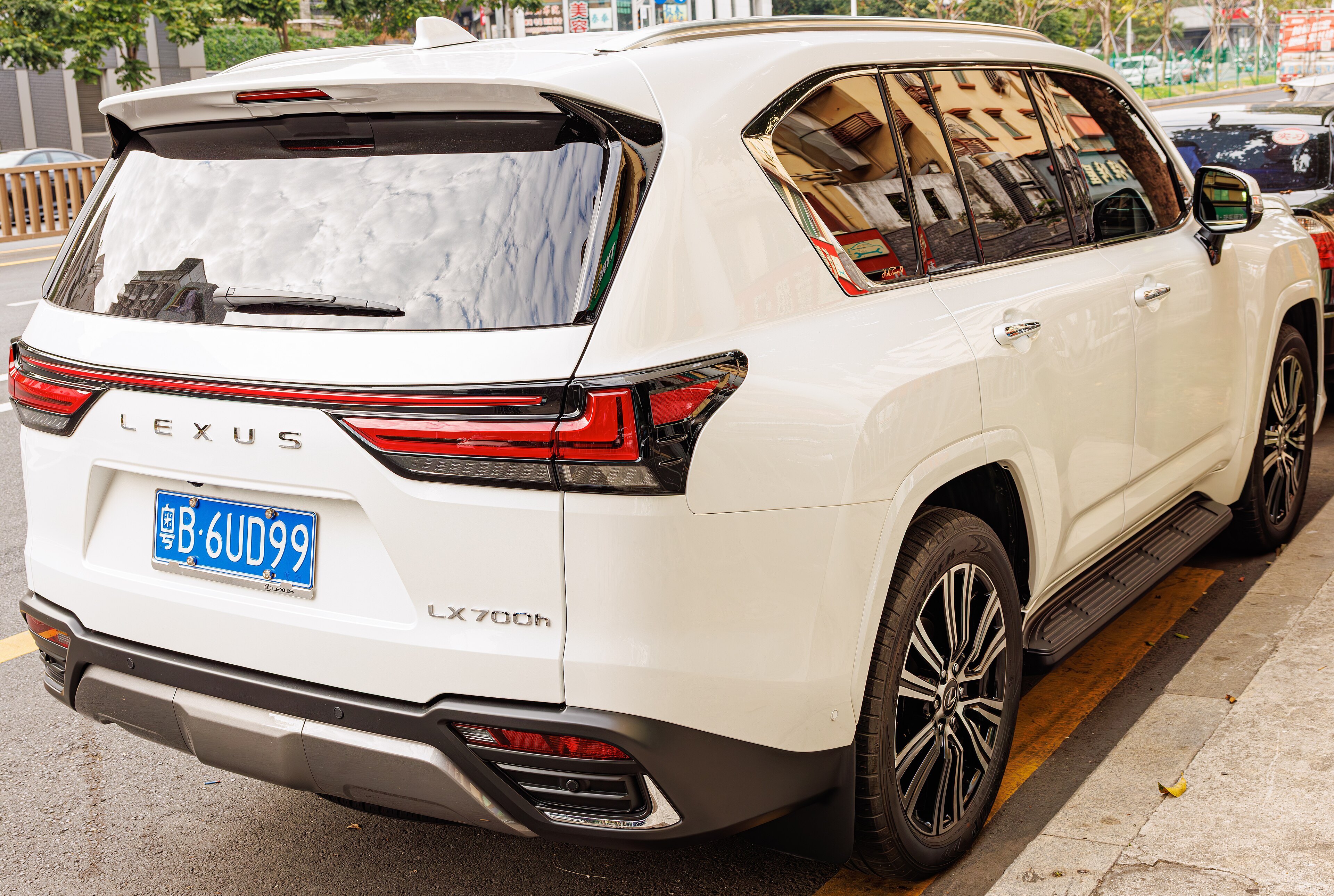 Lexus lx-700h