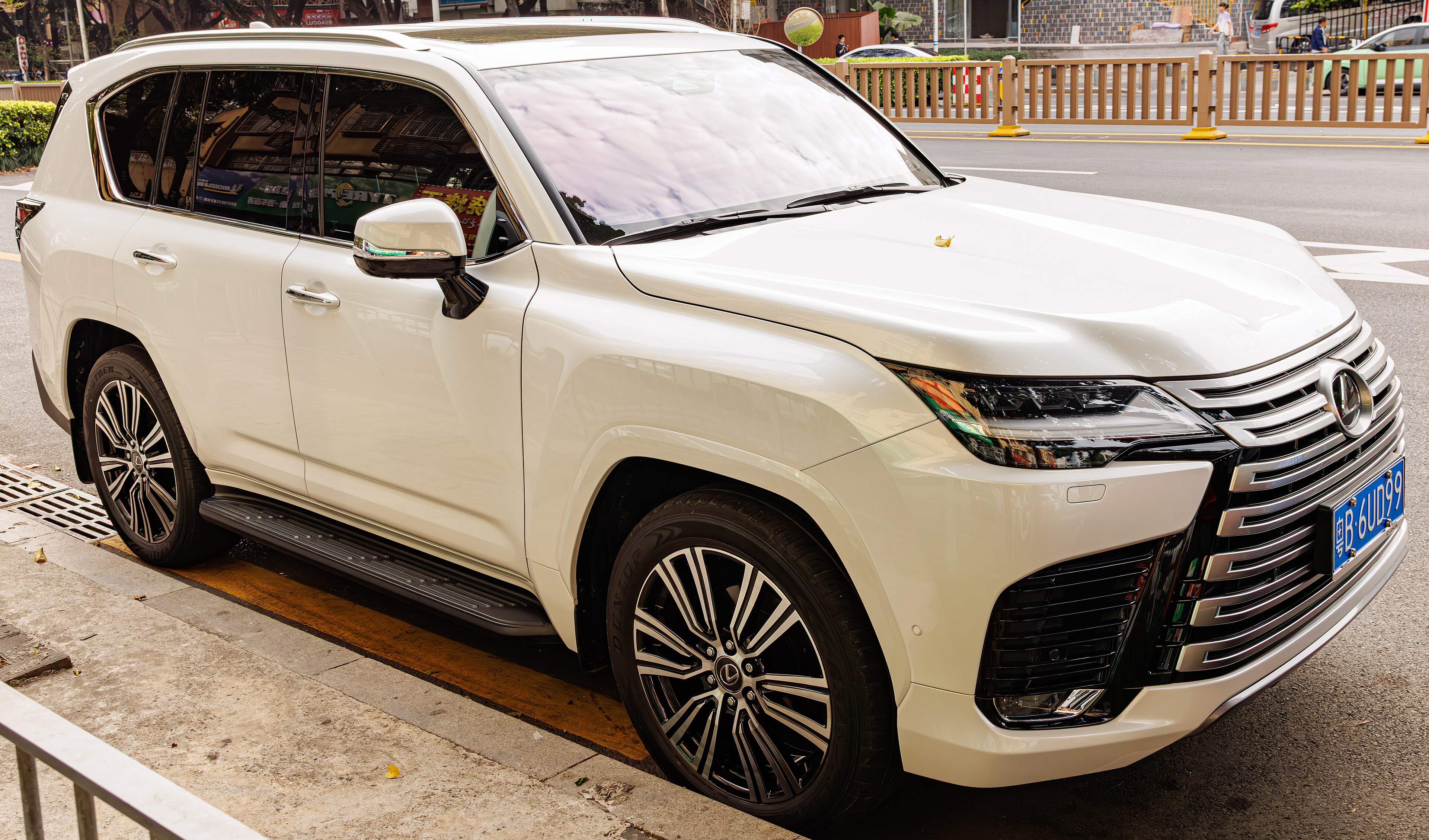 Lexus lx-700h