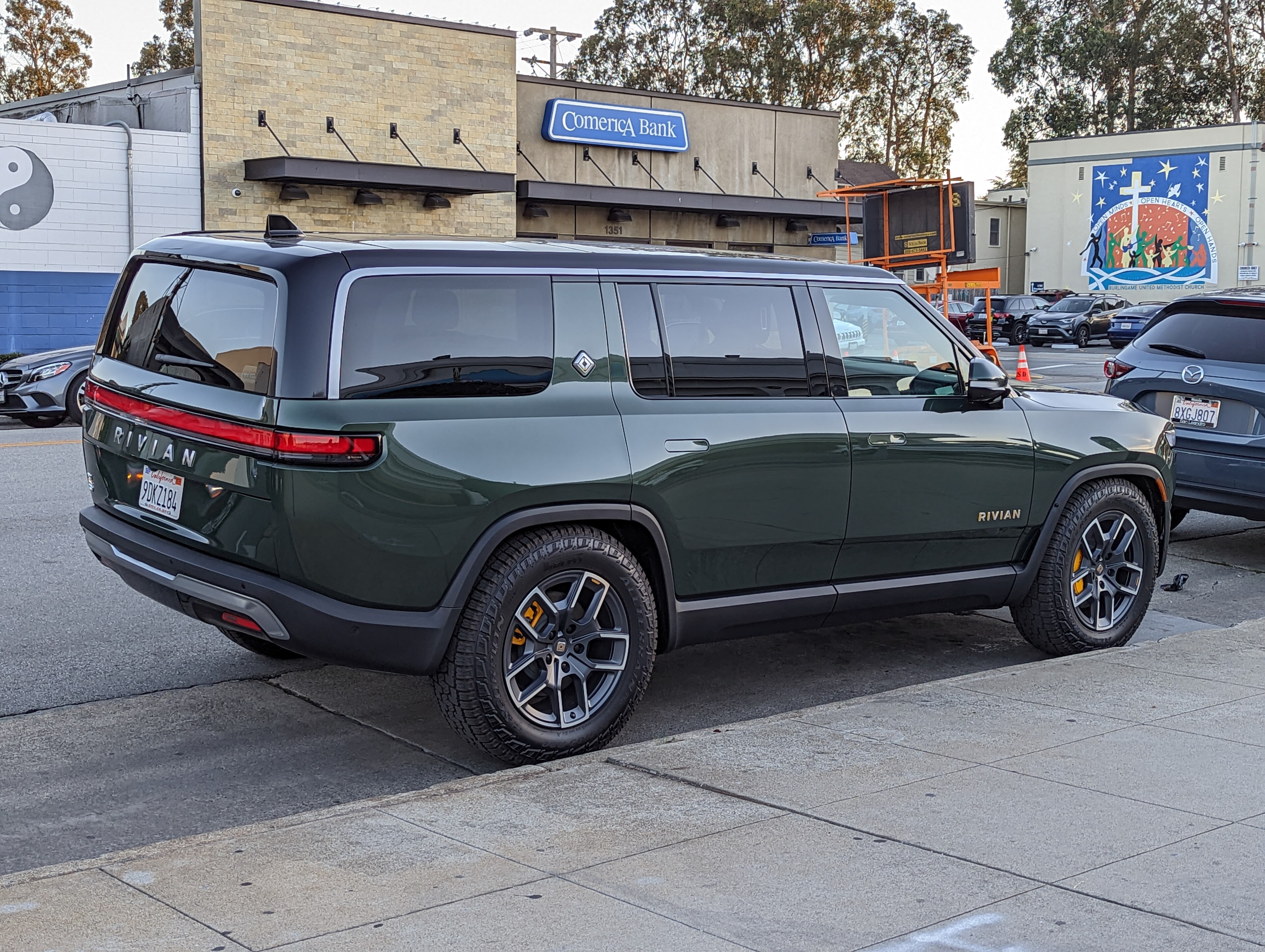 Rivian r1s